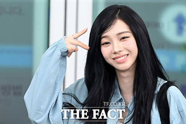 그룹 에스파 카리나가 24일 오전 해외 일정 참석 차 인천국제공항을 통해 이탈리아로 출국하며 포즈를 취하고 있다. /인천국제공항=남용희 기자