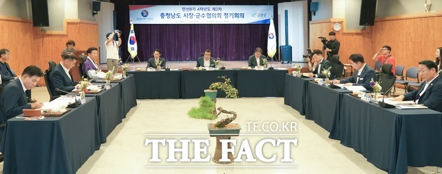 이완섭 서산시장(왼쪽)이 24일 충남 금산군 금산다락원에서 열린 충남시장군수협의회에서 소상공인 재난지원금 제도 개선을 건의하고 있다. /서산시