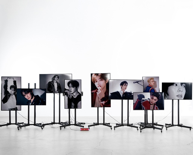 그룹 제로베이스원이 미국 빌보드에서 6개 차트에 2주 연속 이름을 올렸다./웨이크원