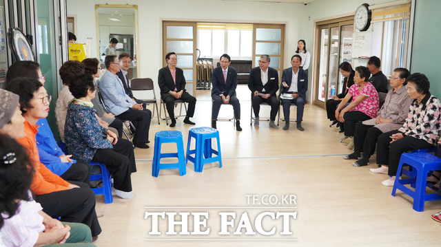 이완섭 서산시장이 23일 지곡면 화천2리 경로당을 방문해 어르신들의 애로사항을 청취 하고 있다. /서산시.