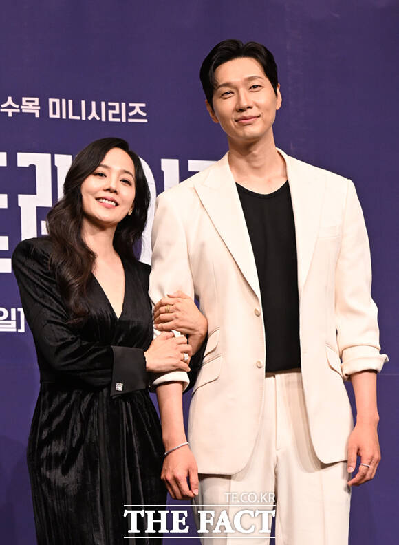 배우 유진(왼쪽)과 지현우가 MBN 새 수목드라마 퍼스트레이디에서 대통령 당선인 부부로 호흡을 맞춘다. /이새롬 기자