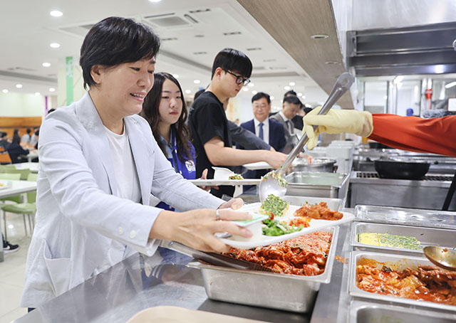 송미령 농림축산식품부 장관이18일 ‘천원의 아침밥’ 사업 정책 현장 확인을 위해 전북 익산시에 잇는 국가식품클러스터 산업단지를 찾아 배식을 받고 있다./농식품부