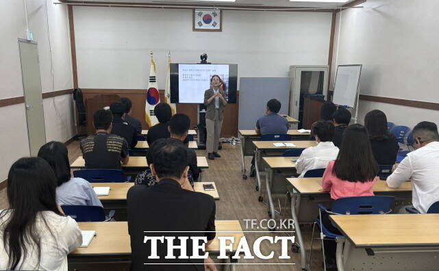 한국농어촌공사 공주지사가 23일 전 직원을 대상으로 고객 응대 역량 강화를 위한 고객만족 교육을 갖고 있다. /공주지사