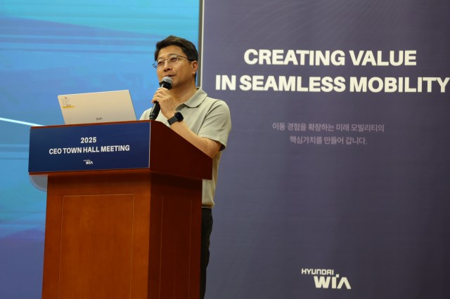 현대위아 권오성 대표이사가 지난 23일 경기도 의왕시 현대위아 의왕연구소에서 열린 CEO 타운홀 미팅에서 경영 방향에 대해 설명하고 있다. /현대위아