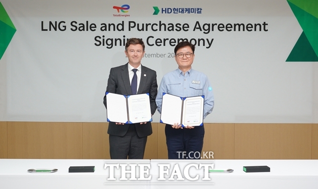 HD현대케미칼과 토탈에너지스가 24일충남 대산 본사에서 LNG 장기 직도입 계약을 체결했다. 오른쪽부터 정임주 HD현대케미칼 대표, 로난 베스컨드 토탈에너지스 부사장. /HD현대케미칼