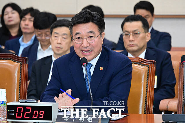 검찰청 폐지와 중수청 신설 등 질의 답변하는 윤 장관.