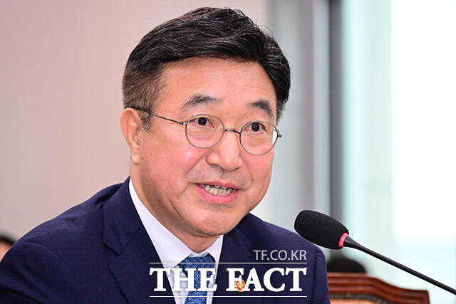 윤호중 장관이 정부조직법과 관련해 답변하고 있다.