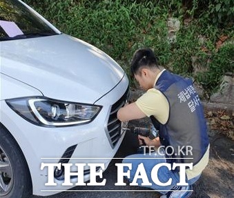 대구시 공무원이 자동차 관련 체납차량에 대한 번호판 영치를 하고 있다. /뉴시스