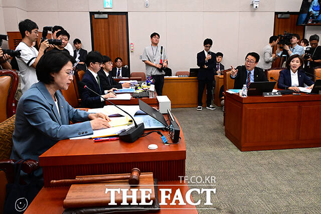 곽규택, 나경원 국민의힘 의원이 추미애 위원장에게 회의 운영과 관련해 항의하고 있다.