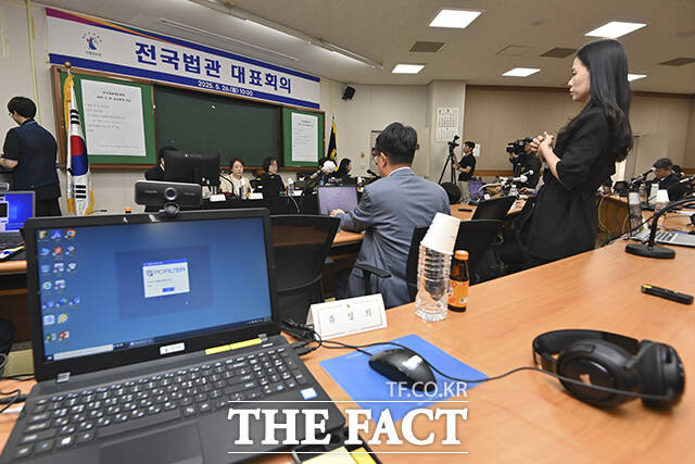 전국 법관 대표들이 25일 상고심 제도 개선 토론회를 열고 대법관 증원·추천방식 개선안을 논의한다. 전국법관대표회의가 열린 지난 5월 경기 고양시 일산동구 사법연수원에서 회의가 화상으로 열리고 있다. /장윤석 기자