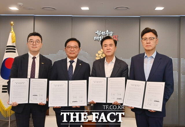 23일 충남도청에서 천안시와 충남도, 오송첨단의료산업진흥재단, 원주의료기기산업진흥원이 중부권 치의학 및 의료산업 상생발전을 위한 업무협약을 체결하고 있다. /천안시
