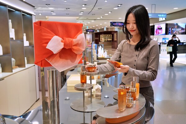 롯데백화점이 오는 26일부터 10월 12일까지 가을 정기 세일을 연다. /롯데백화점