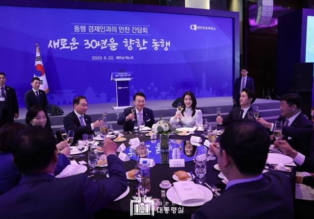 지난 2023년 베트남 순방에 동행한 김익환 한세실업 부회장(오른쪽에서 2번째)이 윤석열 전 대통령, 김건희 여사 등과 함께 만찬을 하며 건배하고 있다. /대통령실