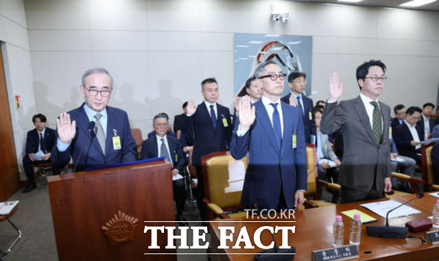 24일 오전 서울 여의도 국회에서 열린 과학기술정보방송통신위원회 청문회에서 김영섭 KT 대표이사(왼쪽)가 선서하고 있다. /뉴시스