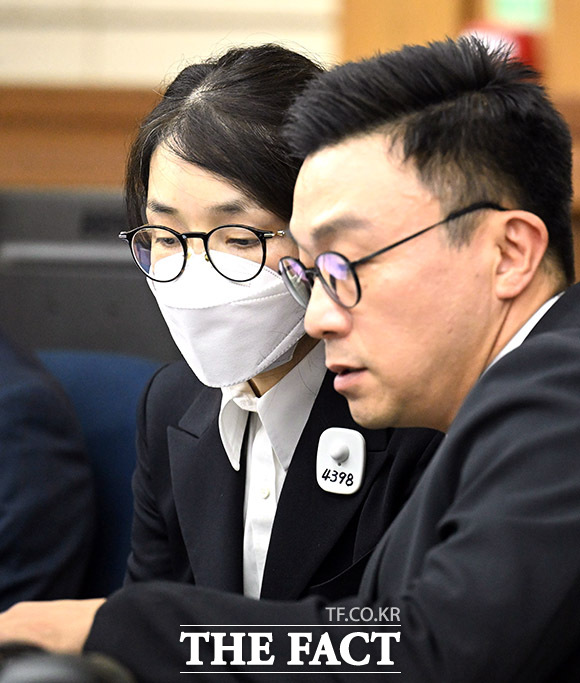 도이치모터스 주가조작 혐의와 통일교 금품수수 의혹 등으로 구속기소된 김건희 여사의 첫 재판이 24일 오후에 열렸다. 김 여사가 법정에 들어와 변호사와 대화하고 있다. /사진공동취재단