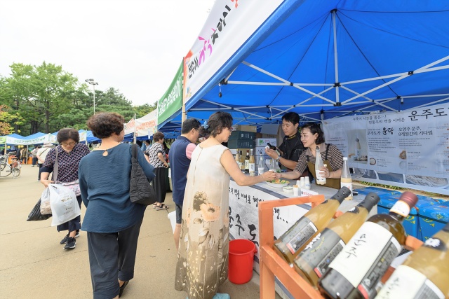 서울시 내 주요 자치구들이 추석을 맞이해 직거래장터를 줄줄이 개장한다. 사진은 지난해 양천구에서 열린 추석맞이 직거래 장터 모습. /양천구