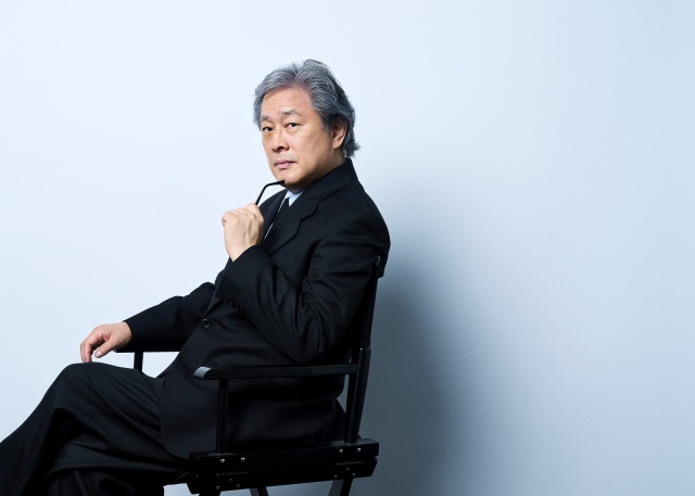 박찬욱 감독은 만수가 가족을 지킨답시고 하는 일이 결국 가족을 파괴하는, 헛수고다. 제가 제일 좋아하는 단어가 헛수고다. 만수가 인간 경쟁자를 제거했더니 또 AI를 맞닥뜨리게 되는 자질구레한 아이러니함이 있는 영화라고 바라봤다. /CJ ENM