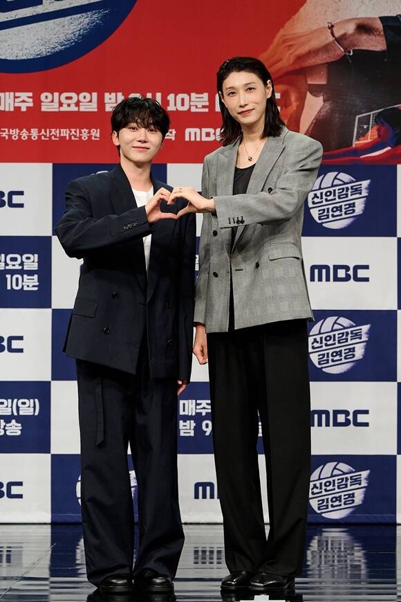 그룹 세븐틴(Seventeen) 승관(왼쪽)과 김연경 감독이 신인감독 김연경 제작발표회에 참석해 포즈를 취하고 있다. /MBC