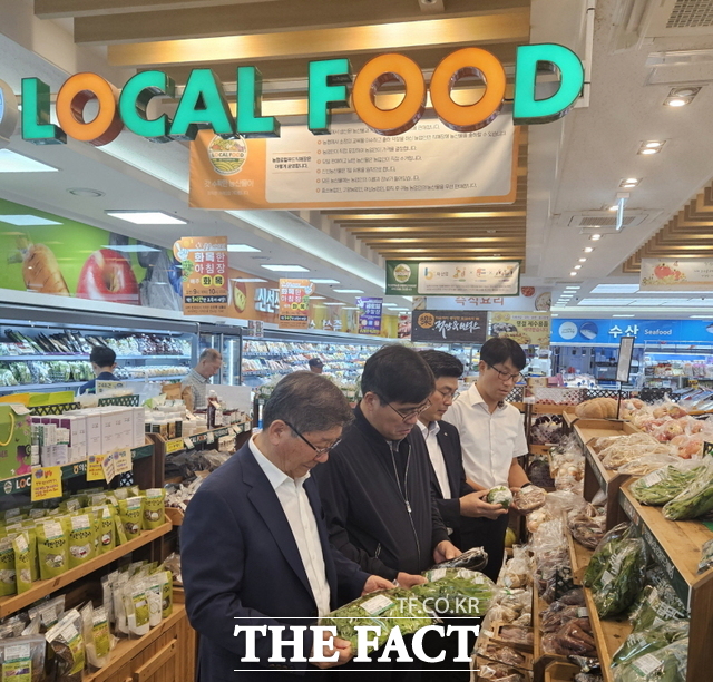 24일 전북농협이 민족 고요유 명절인 추석을 맞아 농산물 수급 안정과 식품안전 강화를 위해 익산원예농협 산지유통센터와 하나로마트 등을 방문, 현장점검을 실시했다. /전북농협