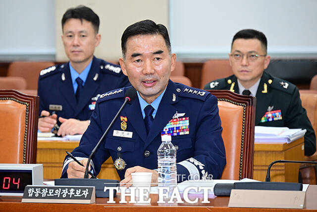 진영승 합동참모의장 후보자(가운데)가 24일 서울 여의도 국회 국방위원회에서 열린 인사청문회에 출석해 질의 답변을 하고 있다. /국회=남윤호 기자