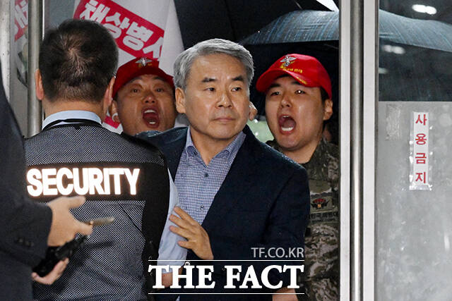 이종섭 전 국방부 장관이 17일 오전 서울 서초구 한샘빌딩에 마련된 순직 해병 특검 사무실에 참고인 신분으로 출석하고 있다. /서예원 기자