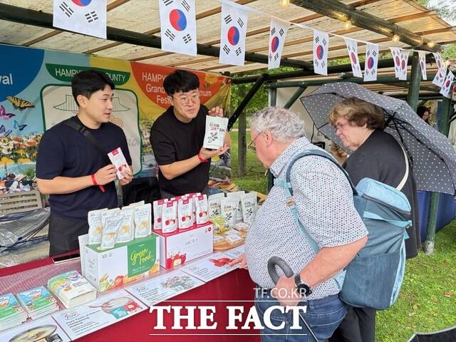 함평군이 2025 프랑스 한가위 축제에 참여해 함평군 농특산물 홍보부스를 운영하고 있다. /함평군