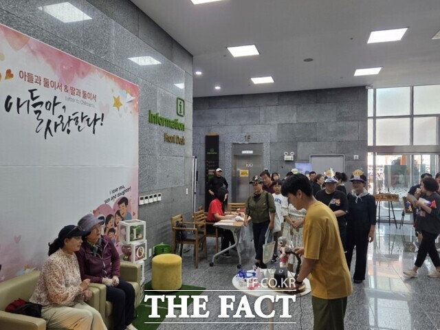 제43회 금산세계인사축제 ‘아들과 둘이서 & 딸과 둘이서’ 프로그램이 큰 호응을 억도 있는 가운데 모녀가 인공지능 로봇을 통해 따뜻한 마음을 전하고 있다. /금산군