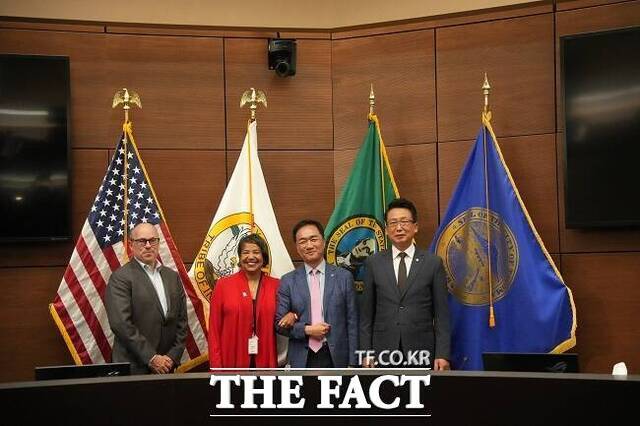 정장선 평택시장(오른쪽 두 번째)과 강정구 평택시의회 의장(가장 오른쪽), 데이비드 오버튼 애니 라이트 스쿨 이사장(가장 왼쪽), 빅토리아 우더즈 타코마 시장이 기념촬영을 하고 있다. /평택시