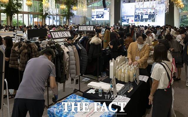 지난 24일 서울 중구 장충동 크레스트72에서 제23회 미래회 자선 바자회가 열리고 있다. /장윤석 기자