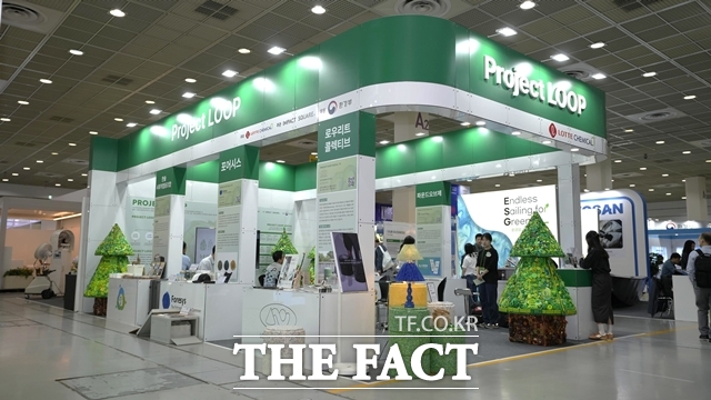 롯데케미칼이 폐플라스틱 자원순환 프로젝트인 ‘Project LOOP’ 사업에 참여하는 소셜벤처 기업 5개사와 함께 ‘2025 대한민국 ESG 친환경대전’에 참가했다. /롯데케미칼