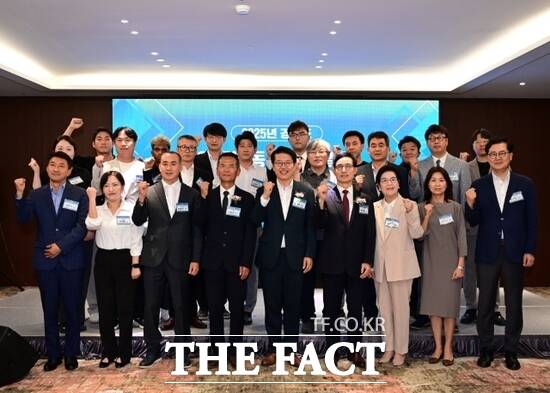 23일 수원 이비스 앰배서더 호텔에서 열린 2025년 이주노동자 행복일터 선정사업 인증서 및 현판 수여식에서 김대순 경기도 행정2부지사(앞줄 가운데)와 행복일터로 선정된 기업 관계자 등이 기념 촬영을 하고 있다./경기도