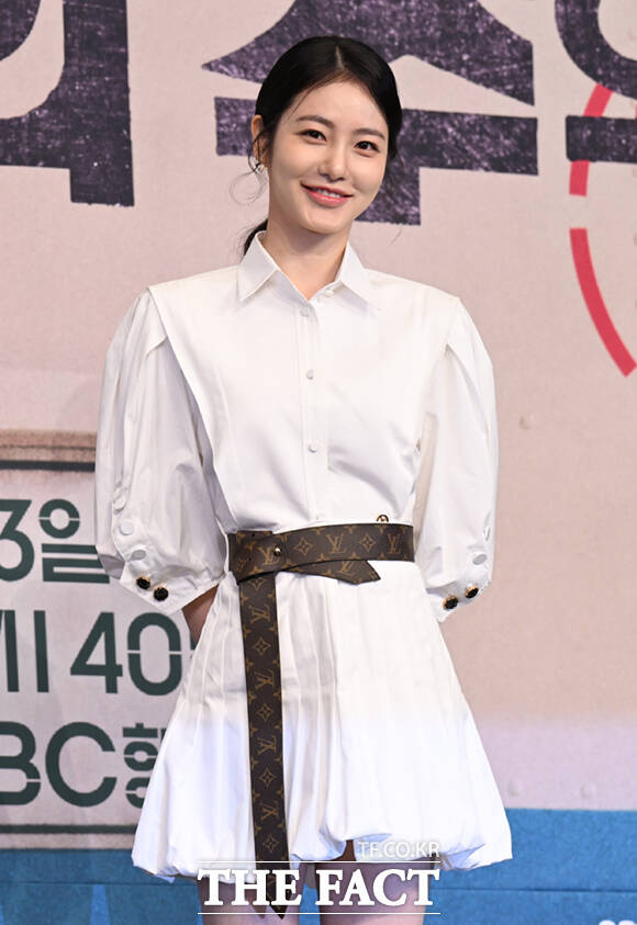 배우 신예은이 JTBC 토일드라마 백번의 추억으로 케미 요정다운 저력을 보여주고 있다. /이새롬 기자