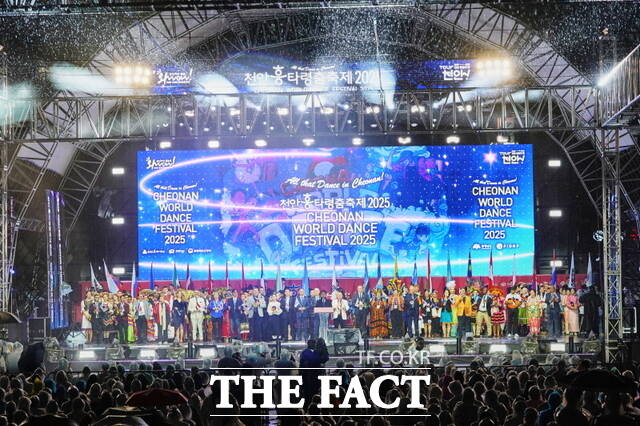 24일 천안종합운동장 주무대에서 ‘천안흥타령춤축제 2025’ 개막식이 열리고 있다. /정효기 기자