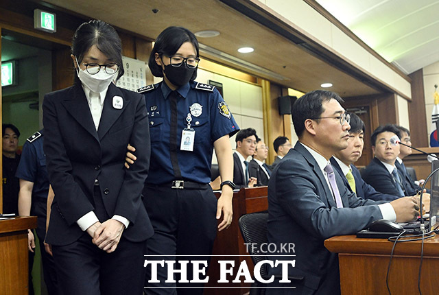 도이치모터스 주가조작과 명태균 공천개입, 통일교 청탁·뇌물 수수 의혹 혐의 등으로 구속기소 된 김건희 씨가 24일 오후 서울 서초구 서울중앙지방법원에서 열린 첫 재판에 출석하고 있다. /사진공동취재단