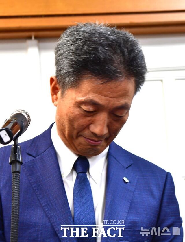 22일 한수원 전대욱 사장직무대행이 경주시민 조롱 현수막과 관련해 대국민 사과를 하고 있다. / 뉴시스