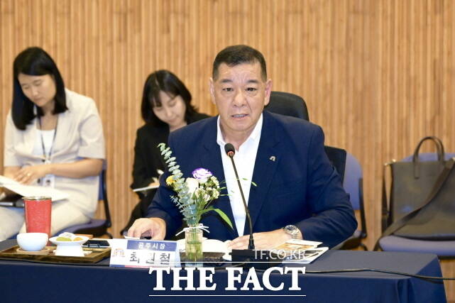 최원철 공주시장이 24일 금산 다락원에서 열린 민선8기 4차년도 제2차 충청남도 시장·군수협의회에서 건의하고 있다. /공주시