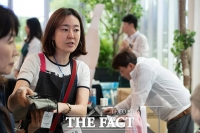  '미래회 자선바자회' 참석한 백수미 한세예스24 이사장 [TF사진관]