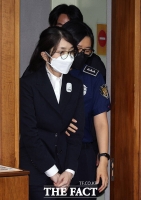  '마스크·안경에 정장 차림' 법정 들어선 김건희 [포토]