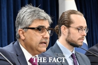  올해 한국 성장률 전망치 발표하는 라훌 아난디 IMF 한국 미션단장 [포토]