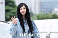 카리나 '사랑스러운 손인사' [포토]