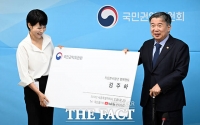  대형 명함 보며 활짝 웃는 김주하 명예멘토 [포토]