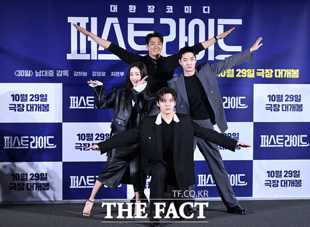 배우 한선화, 김영광, 강영석, 강하늘(왼쪽부터 시계방향)가 25일 서울 용산구 CGV 용산 아이파크몰에서 열린 영화 퍼스트 라이드의 제작보고회에서 포즈를 취하고 있다. /이새롬 기자