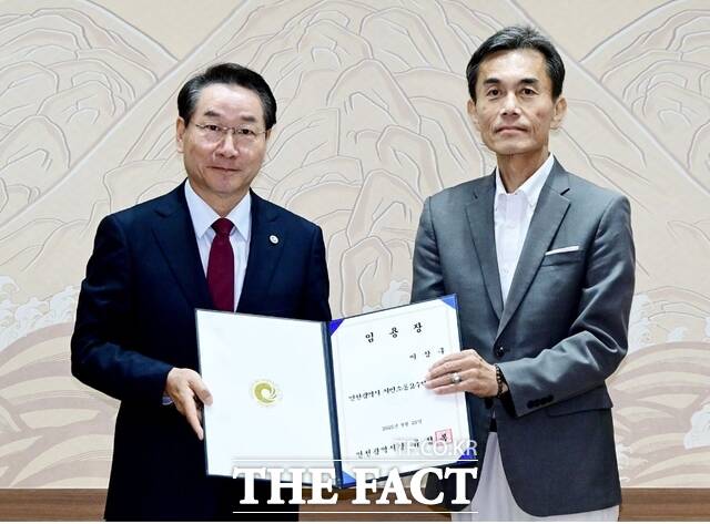 유정복 인천시장(왼쪽)이 25일 시청 접견실에서 이상구 시민소통 제2수석에게 임용장을 수여하고 있다./인천시