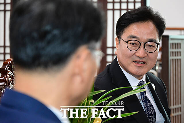 차정인 위원장 맡아 환담 나누는 우원식 의장.