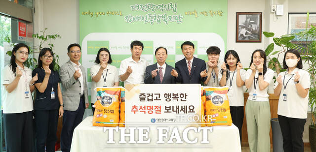 25일 설동호 교육감이 대전 사회복지시설인 대전시 장애인종합복지관을 찾아 위문품을 전달하고 있다. ?대전교육청