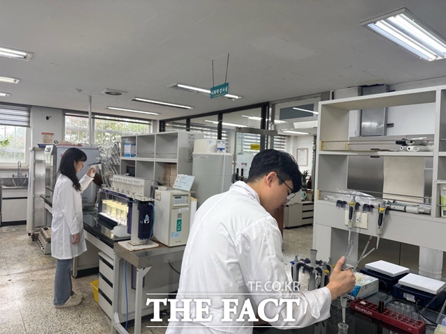 정수처리를 위한 수질 분석 모습/진주시