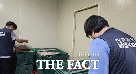 인천시 특별사법경찰이 축산물 원산지 위반 여부를 단속하고 있다. /인천시특사경