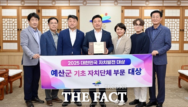 최재구 예산군수대한민국 자치발전 대상 기념촬영 /예산군