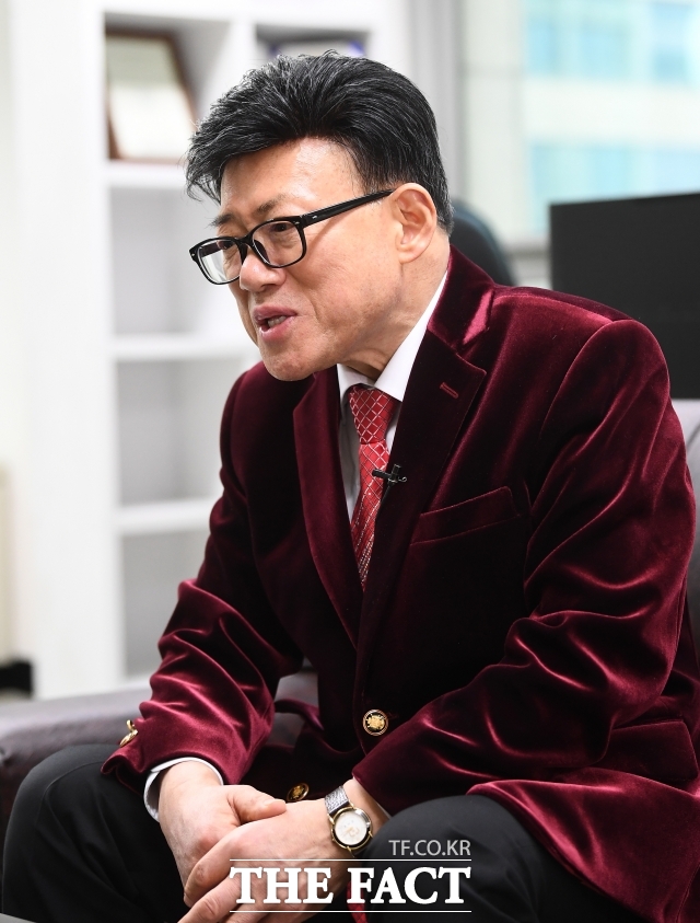 엄영수는 개그맨들의 집사로 불릴 만큼 봉사에 전념했다. 그의 저서에는 자신의 탄생 에피소드부터 김형곤 조영남 서세원 김정렬 남진 홍수환 김흥국 등 연예계 선후배들과 엮인 기막힌 사연들도 담겨 있다. /더팩트 DB