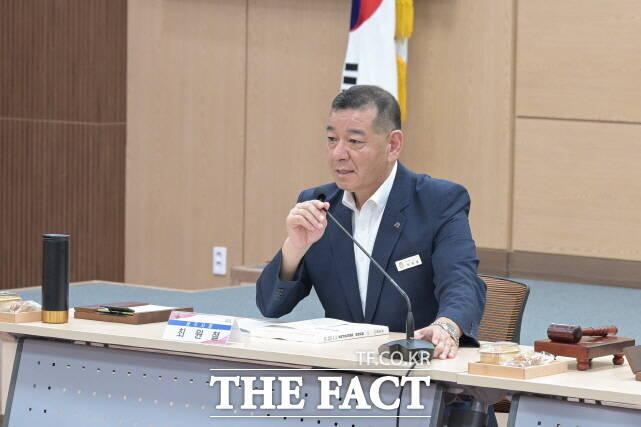 최원철 공주시장이 24일 시청 대백제실에서 열린 올해 세 번째 정책자문위원회를 주재하고 있다. /공주시